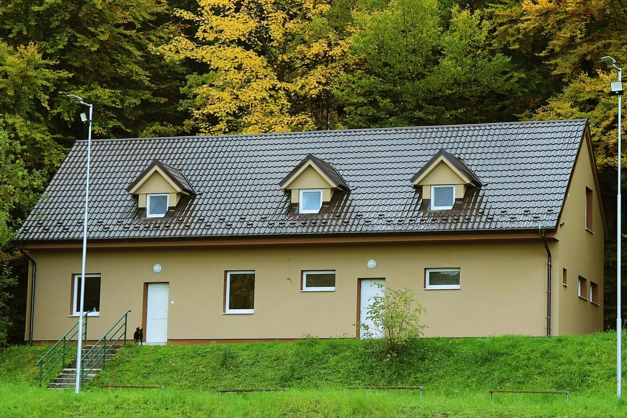 Okrový dom s hnedou strechou
